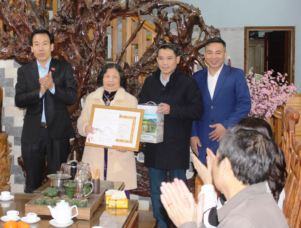 Trao Huy hiệu 65 năm tuổi Đảng cho bà Nguyễn Thị Vân ở thị trấn Phố Ràng.