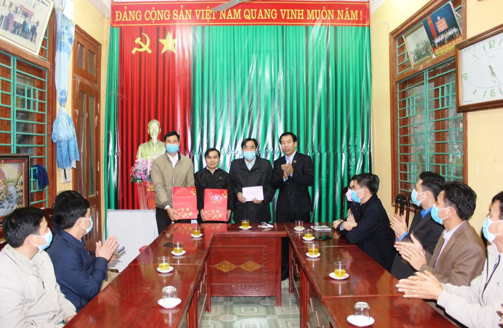 Trưởng Ban Tuyên giáo Tỉnh ủy tặng quà Tết tại Bảo Yên ảnh 1