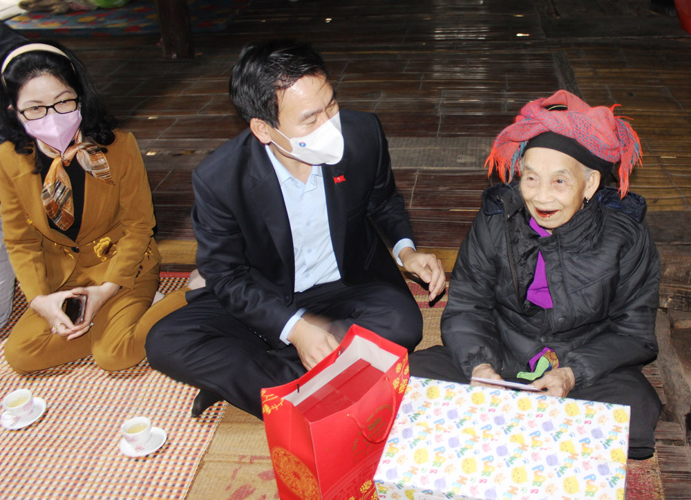 Trưởng Ban Tuyên giáo Tỉnh ủy tặng quà Tết tại Bảo Yên ảnh 3