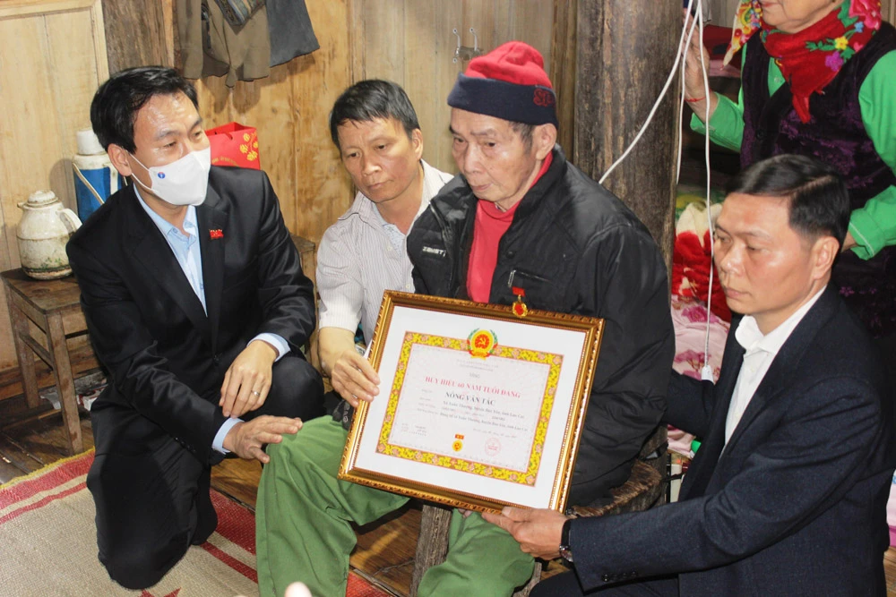 Trưởng Ban Tuyên giáo Tỉnh ủy tặng quà Tết tại Bảo Yên ảnh 4