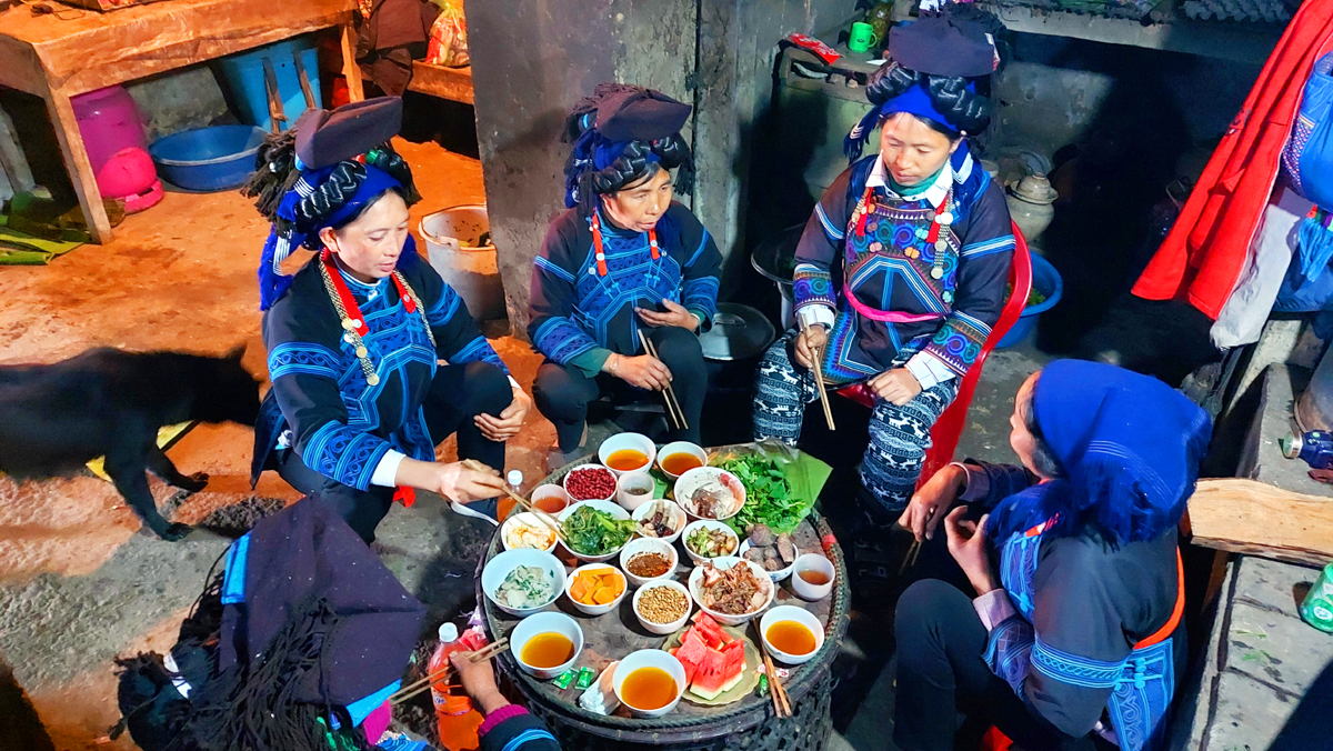 Ngày Tết tháng 2, mỗi gia đình sẽ mang mâm lễ vật kèm hoa tươi đến nhà trưởng bản để chuẩn bị tổ chức lễ cúng. Mỗi mâm lễ gồm có nhiều món ăn do bà con tự sản xuất: Thịt lợn, thịt gà, lạc, bí ngô, khoai sọ, bánh giày nhồi lòng lợn, hoa quả, bánh kẹo… Đặc biệt, có những quả trứng được nhuộm màu xanh, đỏ để làm quà. Tết tháng 2 của thôn Lao Chải, xã Trịnh Tường có hơn 20 hộ tham gia, khi lễ vật đã đầy đủ, hai thầy cúng làm lễ cúng chung. Thầy cúng lấy ở mỗi mâm một chút lễ vật bỏ vào mâm cỗ chung của thôn dâng lên các vị thần linh: Thần rừng, thần thổ địa… Rót rượu dâng thần linh là một nghi thức quan trọng trong lễ cúng Dư Dò Dò. Hai thầy cúng làm lễ trước bàn thờ chung cầu cho dân làng khỏe mạnh, cuộc sống ấm no. Đại diện các gia đình bái lạy thần linh. Mọi người cùng nhau liên hoan, chúc nhau những lời chúc tốt đẹp nhất trong năm mới. Tết Dư Dò Dò là ngày hội vui cũng là một trong số ít nghi lễ mà phụ nữ và trẻ em Hà Nhì được tham gia, liên hoan. Các mâm cơm của phụ nữ được đặt ở trong nhà trưởng bản. Những quả trứng màu được các gia đình tặng nhau, tặng cho trẻ em thể hiện sự quan tâm và tình cảm gắn bó. Phụ nữ Hà Nhì chia bánh kẹo cho các vị khách đến chung vui trong ngày Tết tháng 2.