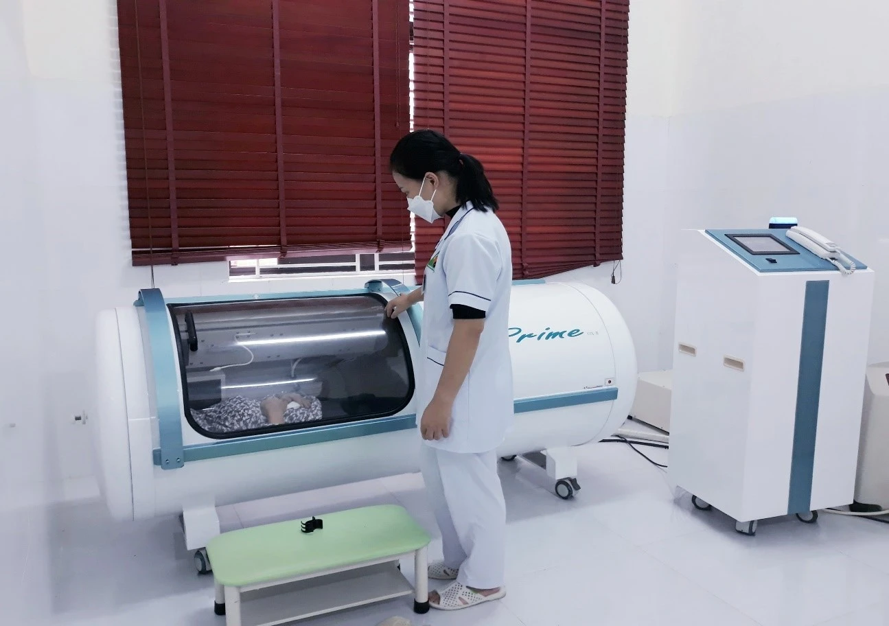 Thực hiện thủ thuật oxy cao áp điều trị mất ngủ cho người bệnh.