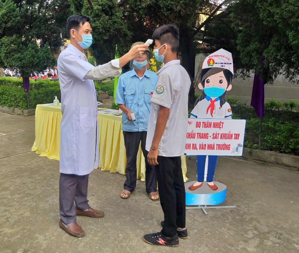 Chủ nhiệm Ủy ban Kiểm tra Tỉnh ủy Nguyễn Văn Phúc trao Bằng khen của Chủ tịch UBND tỉnh cho học sinh có thành tích xuất sắc trong học tập năm học 2020 - 2021. Tặng giấy khen cho những học sinh có thành tích xuất sắc. Kiểm tra thân nhiệt các học sinh trước khi vào trường dự lễ khai giảng năm học mới. Chủ nhiệm Ủy ban Kiểm tra Tỉnh ủy Nguyễn Văn Phúc trao Bằng khen của Chủ tịch UBND tỉnh cho học sinh có thành tích xuất sắc trong học tập năm học 2020 - 2021. Tặng giấy khen cho những học sinh có thành tích xuất sắc. Kiểm tra thân nhiệt các học sinh trước khi vào trường dự lễ khai giảng năm học mới.