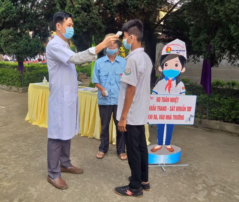 Chủ nhiệm Ủy ban Kiểm tra Tỉnh ủy Nguyễn Văn Phúc trao Bằng khen của Chủ tịch UBND tỉnh cho học sinh có thành tích xuất sắc trong học tập năm học 2020 - 2021. Tặng giấy khen cho những học sinh có thành tích xuất sắc. Kiểm tra thân nhiệt các học sinh trước khi vào trường dự lễ khai giảng năm học mới. Chủ nhiệm Ủy ban Kiểm tra Tỉnh ủy Nguyễn Văn Phúc trao Bằng khen của Chủ tịch UBND tỉnh cho học sinh có thành tích xuất sắc trong học tập năm học 2020 - 2021. Tặng giấy khen cho những học sinh có thành tích xuất sắc. Kiểm tra thân nhiệt các học sinh trước khi vào trường dự lễ khai giảng năm học mới.