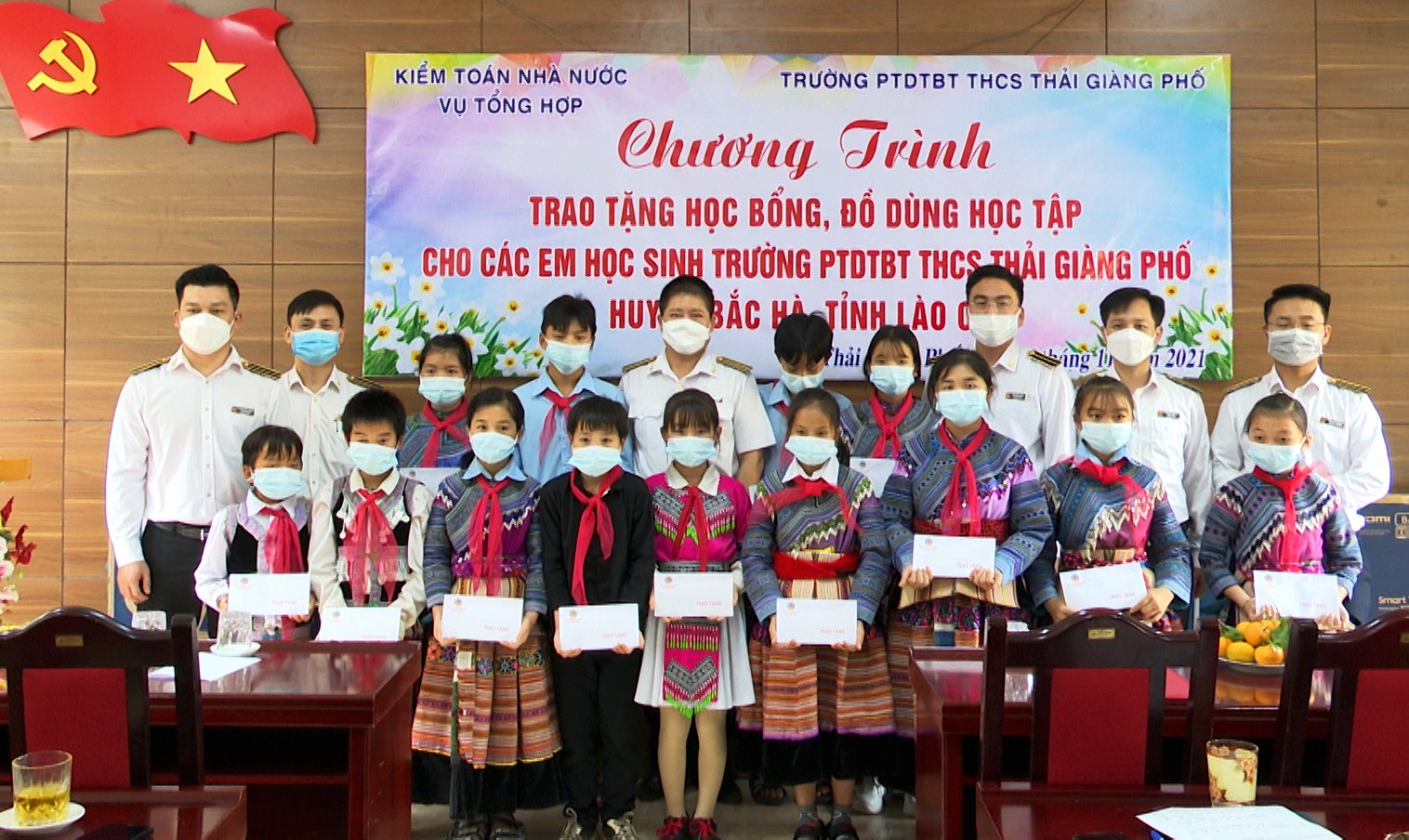 Tặng học bổng cho 32 học sinh nghèo vượt khó.