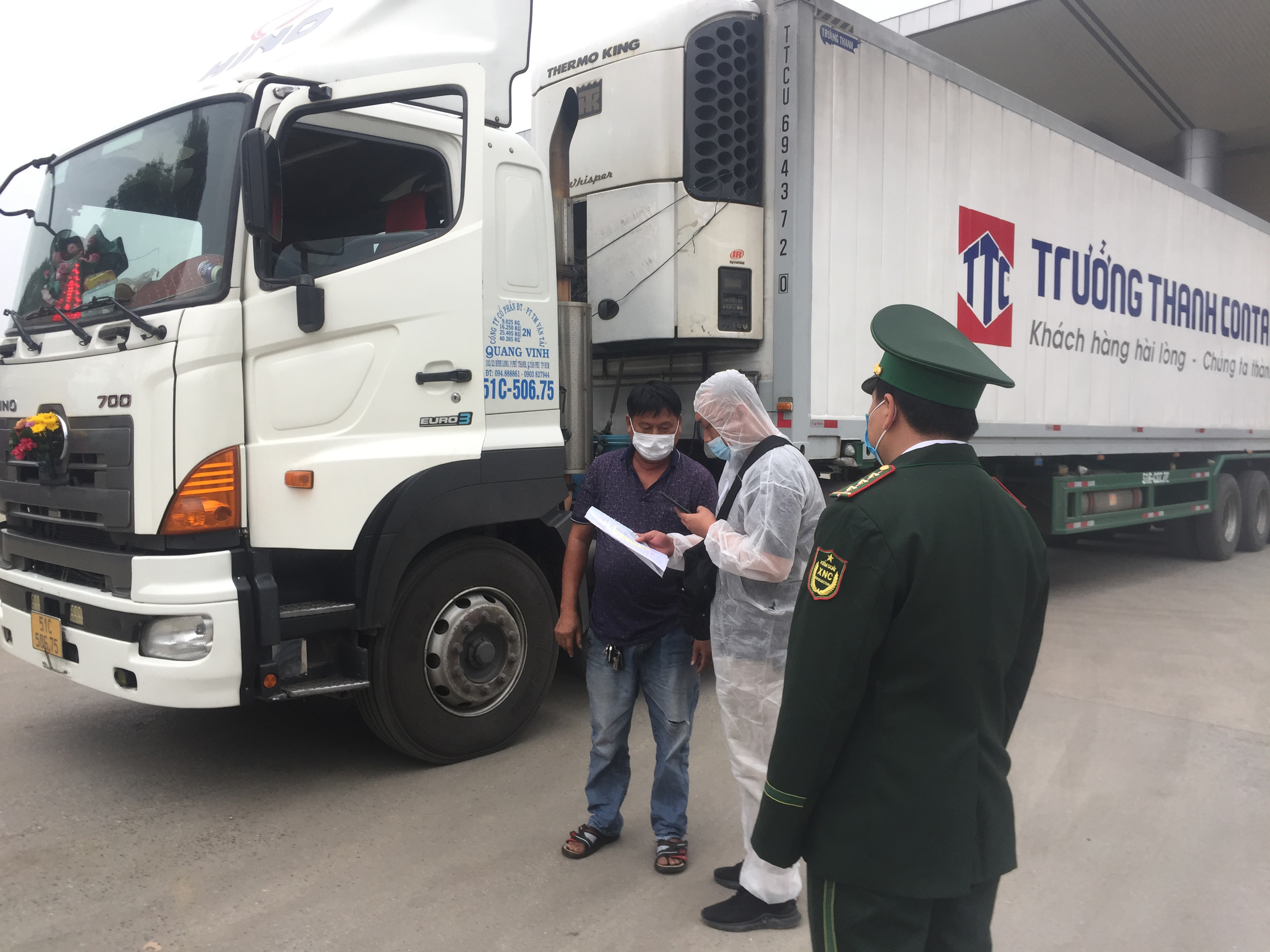 Trao đổi thông tin về phương tiện với lái xe Trung Quốc.