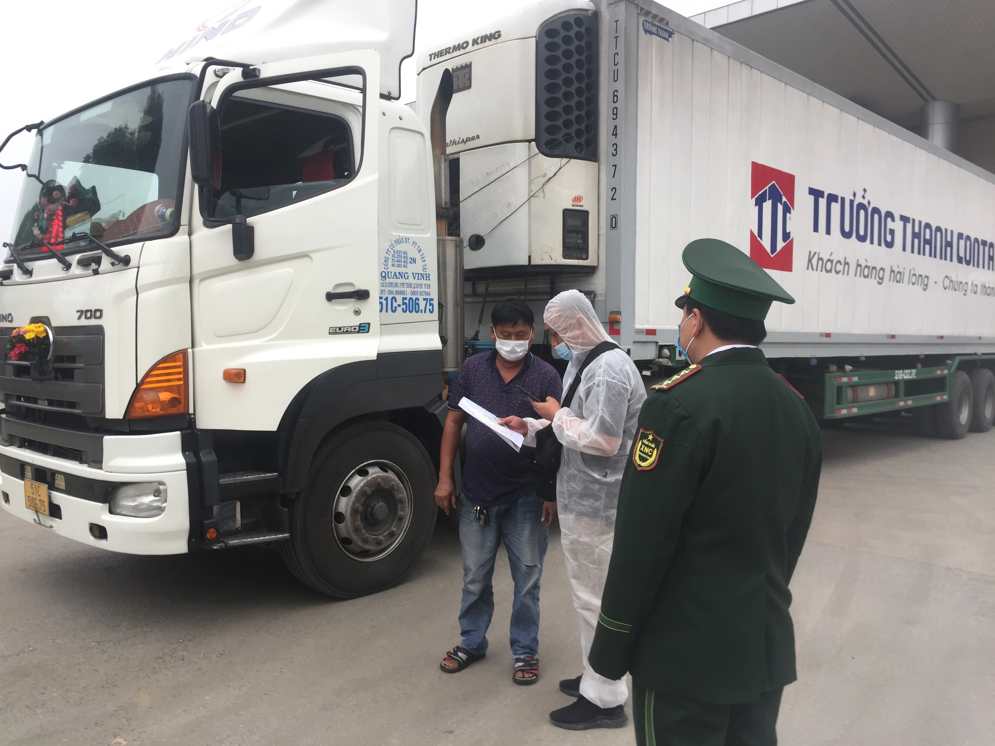 Trao đổi thông tin về phương tiện với lái xe Trung Quốc.