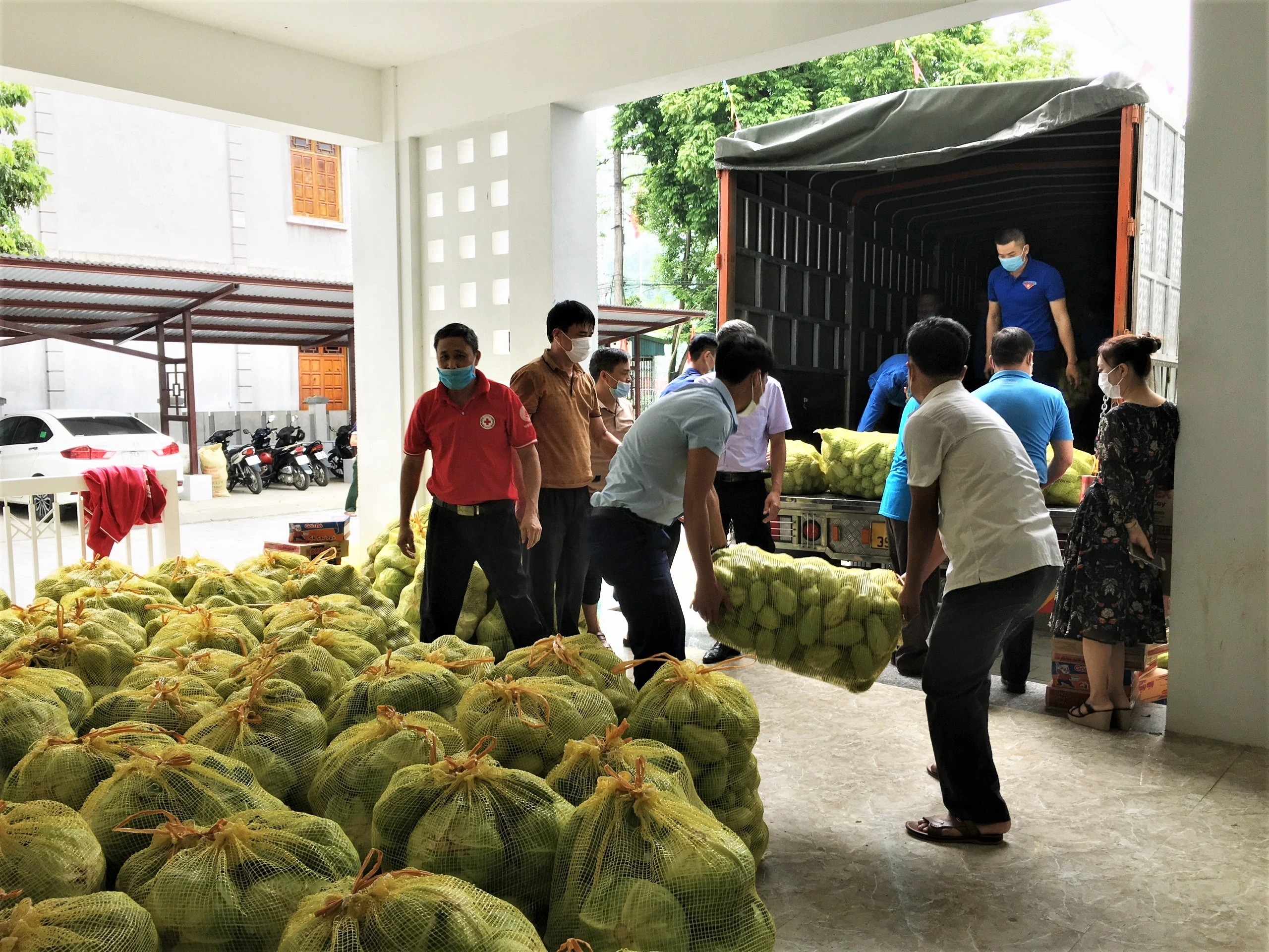 Nông dân Bát Xát hỗ trợ nông sản.