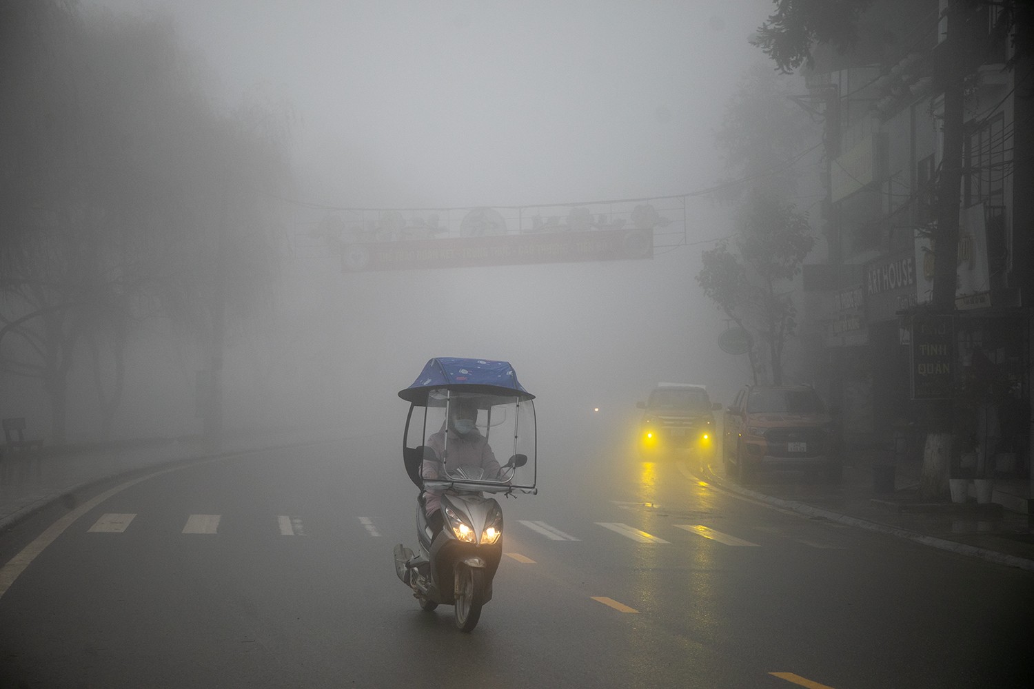 Nền nhiệt giảm sâu cùng với sương mù dày đặc bao phủ trung tâm thị xã Sa Pa. Sương mù dày đặc vào buổi sáng khiến tầm nhìn bị hạn chế. Tiết trời lạnh giá, người dân hạn chế ra đường. Người dân dùng nhiều cách chống rét khi lưu thông trên đường. Những bếp sưởi nhỏ được sử dụng nhiều ở các hàng quán. Nhiều người sử dụng quạt sưởi bằng điện. Người Sa Pa đã quen với nền nhiệt lạnh giá, nên luôn biết cách bảo vệ sức khỏe bản thân và gia đình. Nhịp sống lao động vẫn diễn ra trong giá rét.