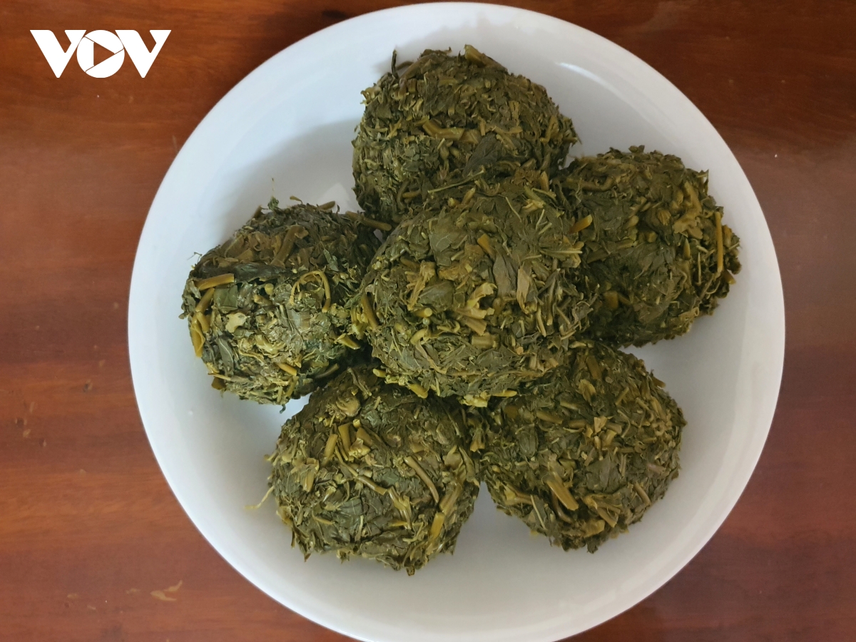 Rau sắn vắt bỏ nước trước khi chế biến. Cá suối băm nhỏ trước khi xào cùng rau sắn.