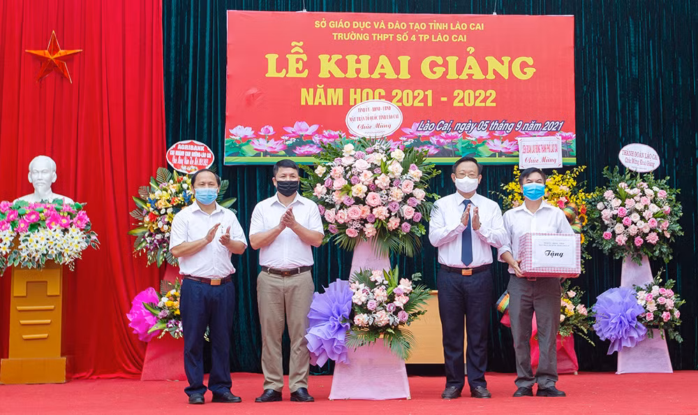 Chủ tịch Uỷ ban MTTQ Việt Nam tỉnh Lào Cai Giàng Seo Vần tặng lẵng hoa chúc mừng Trường THPT số 4 thành phố Lào Cai. Chủ tịch Uỷ ban MTTQ Việt Nam tỉnh Lào Cai Giàng Seo Vần tặng lẵng hoa chúc mừng Trường THPT số 4 thành phố Lào Cai.