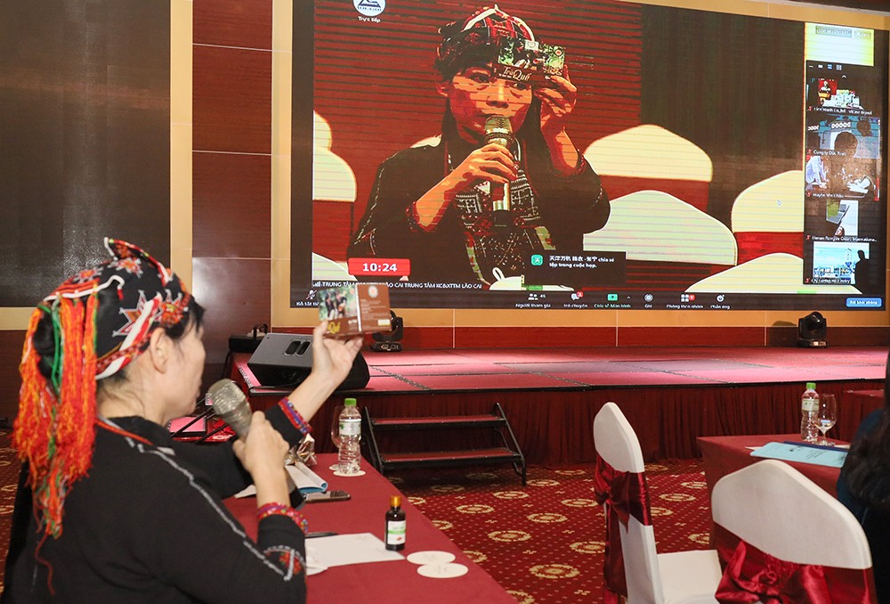 Các doanh nghiệp của Việt Nam giới thiệu sản phẩm trực tuyến với doanh nghiệp phía Trung Quốc.