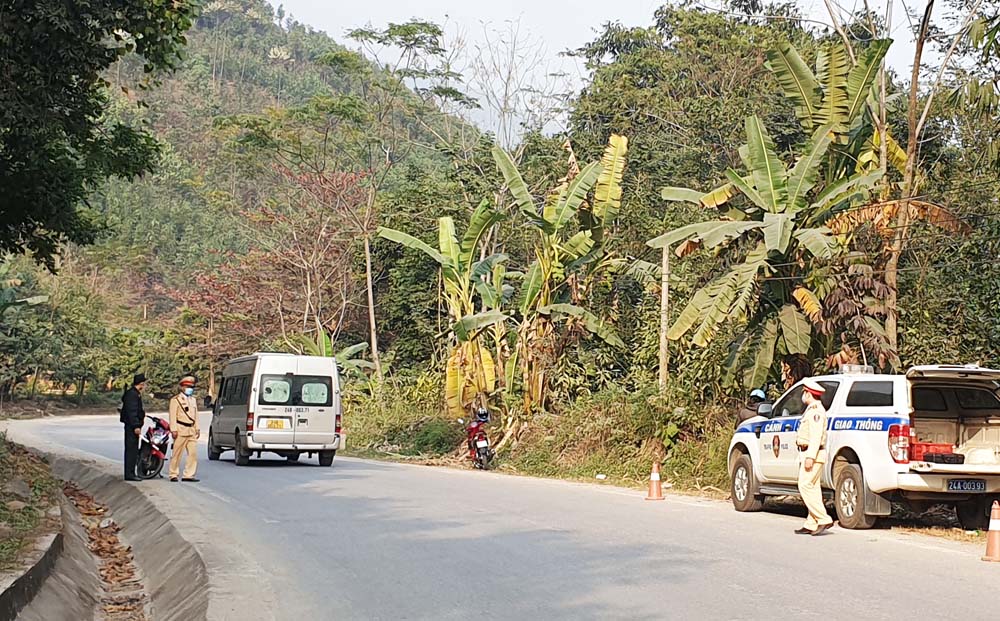 Lực lượng cảnh sát giao thông tăng cường tuần tra đảm bảo trật tự an toàn giao thông trên các tuyến quốc lộ, tỉnh lộ.