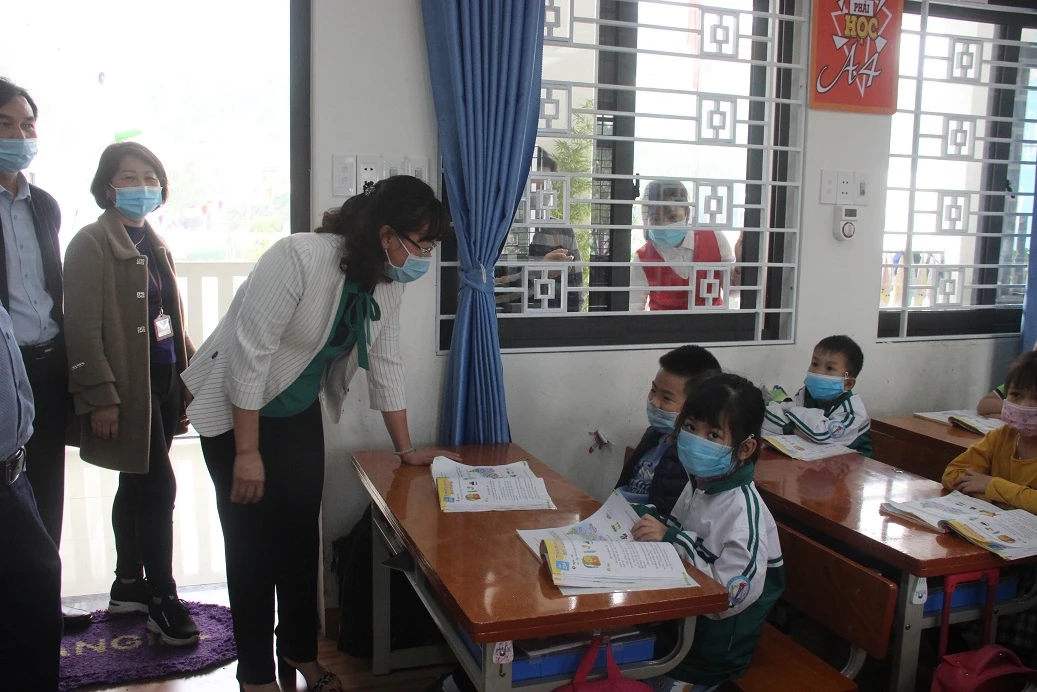 Kiểm tra công tác phòng, chống dịch Covid-19 tại Cụm liên trường phường Kim Tân. Kiểm tra công tác phòng, chống dịch Covid-19 tại các lớp học. Kiểm tra công tác phòng, chống dịch Covid-19 tại Cụm liên trường phường Kim Tân. Kiểm tra công tác phòng, chống dịch Covid-19 tại các lớp học.