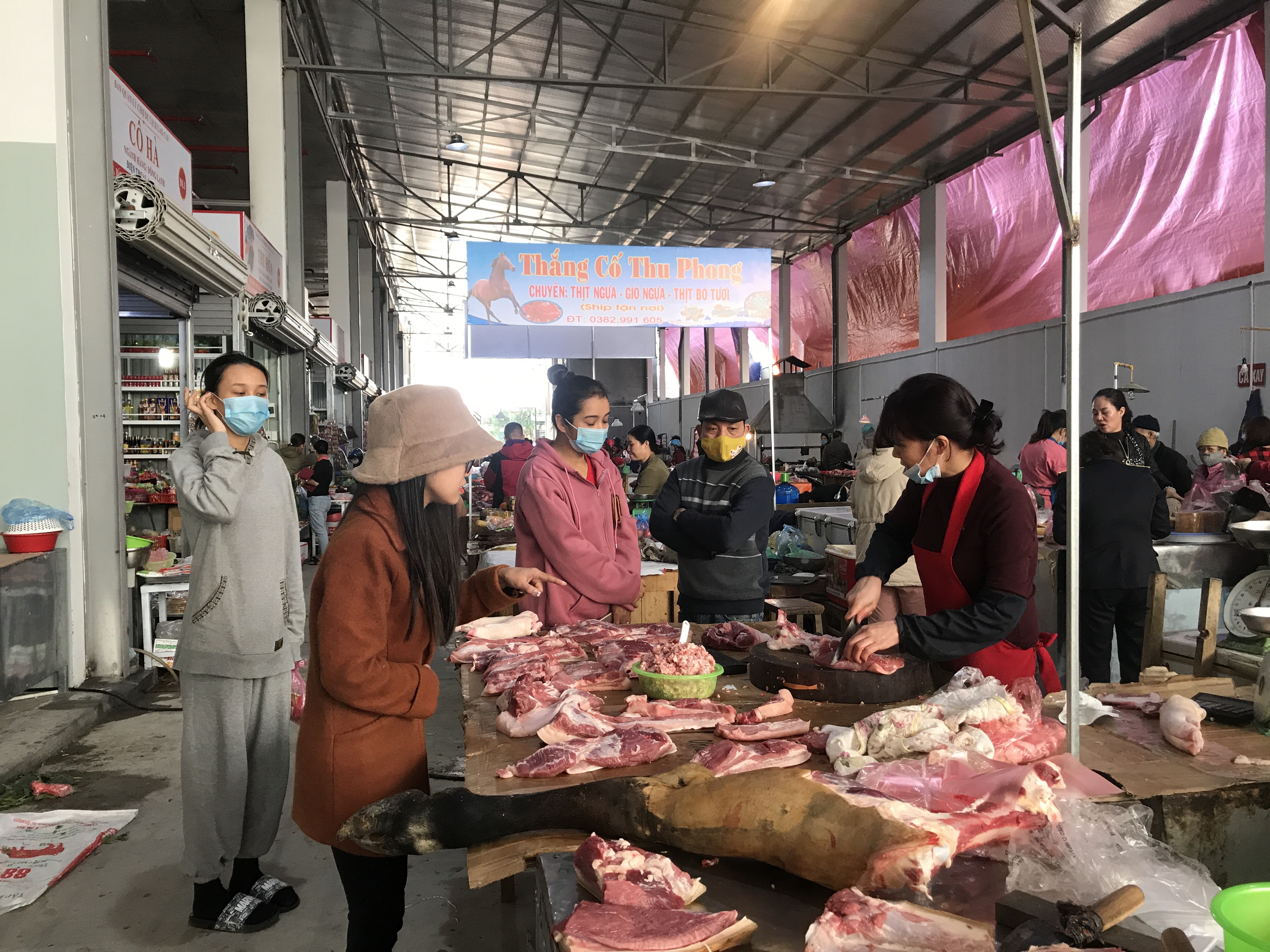 Người dân mua thực phẩm tươi sống tại chợ du lịch Lào Cai.