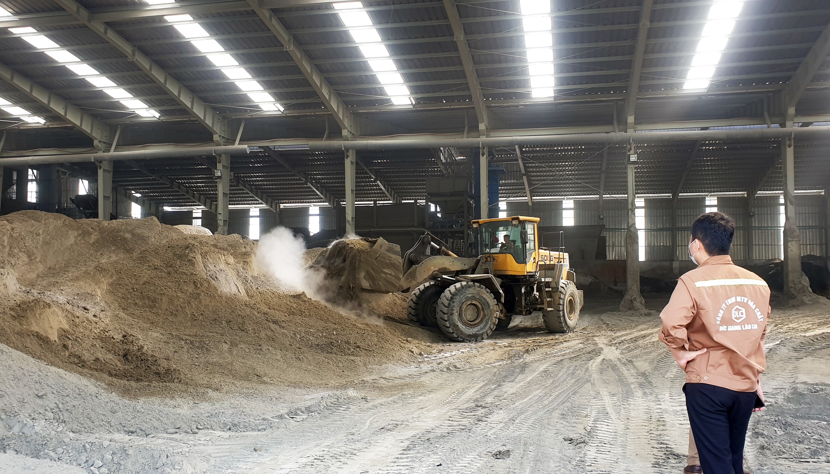 Dây chuyền xử lý chất thải rắn của Công ty TNHH MTV hóa chất Đức Giang mới xử lý được một phần nhỏ lượng phát thải hằng năm.