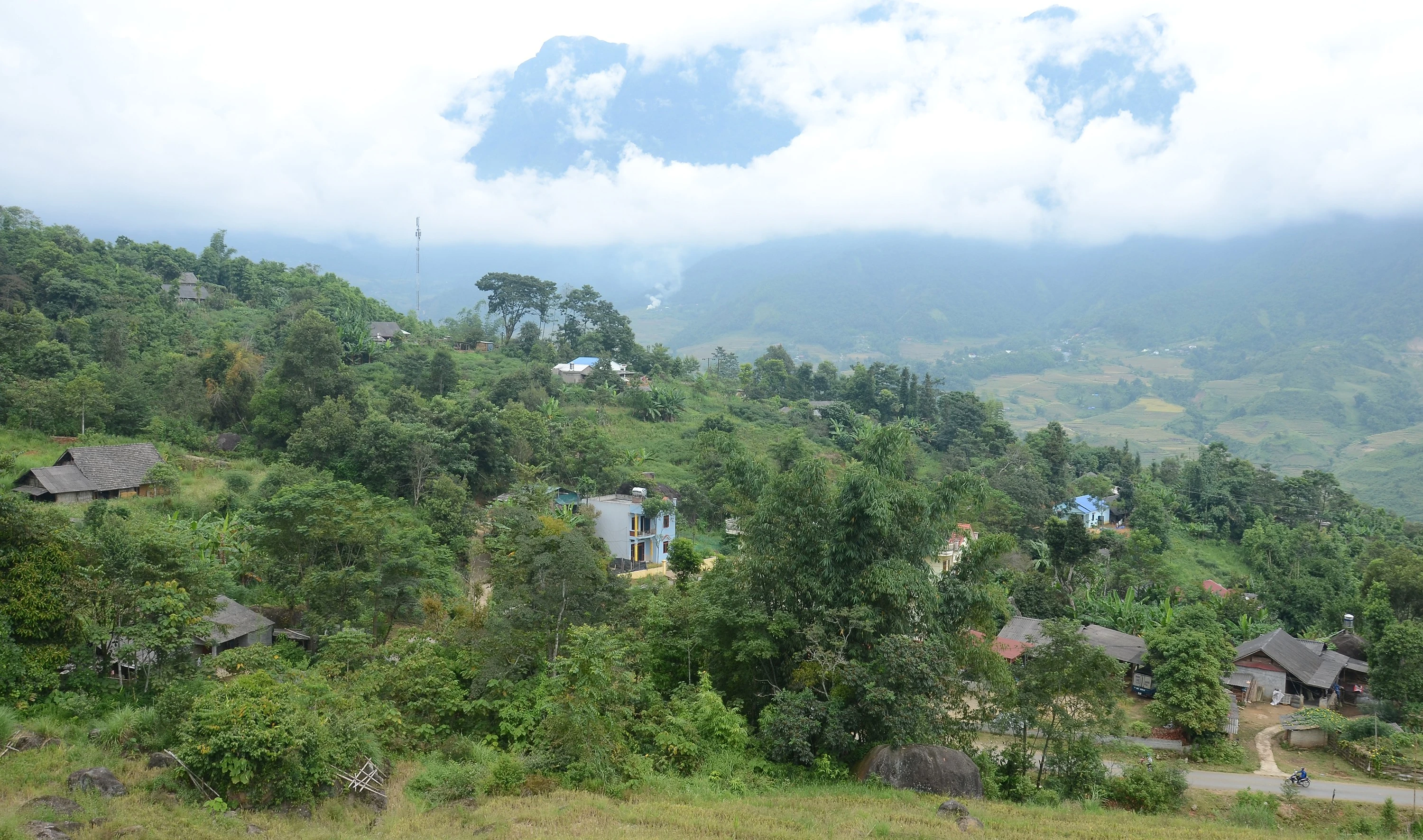 Nậm Giàng là thôn có nhiều nhà xây kiên cố nhất xã Dền Sáng.