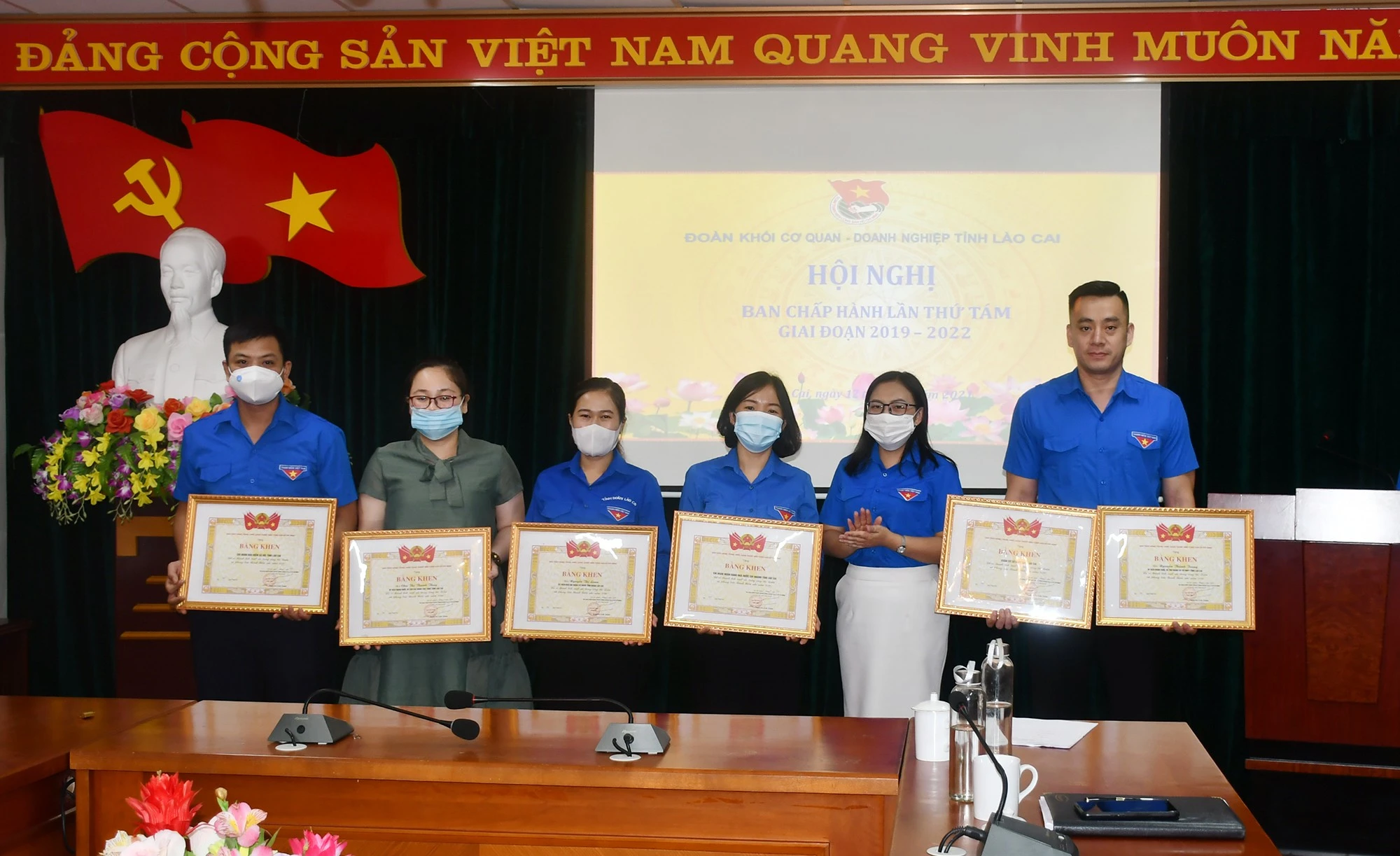 Tặng Bằng khen của Trung ương Đoàn cho các tập thể, cá nhân.