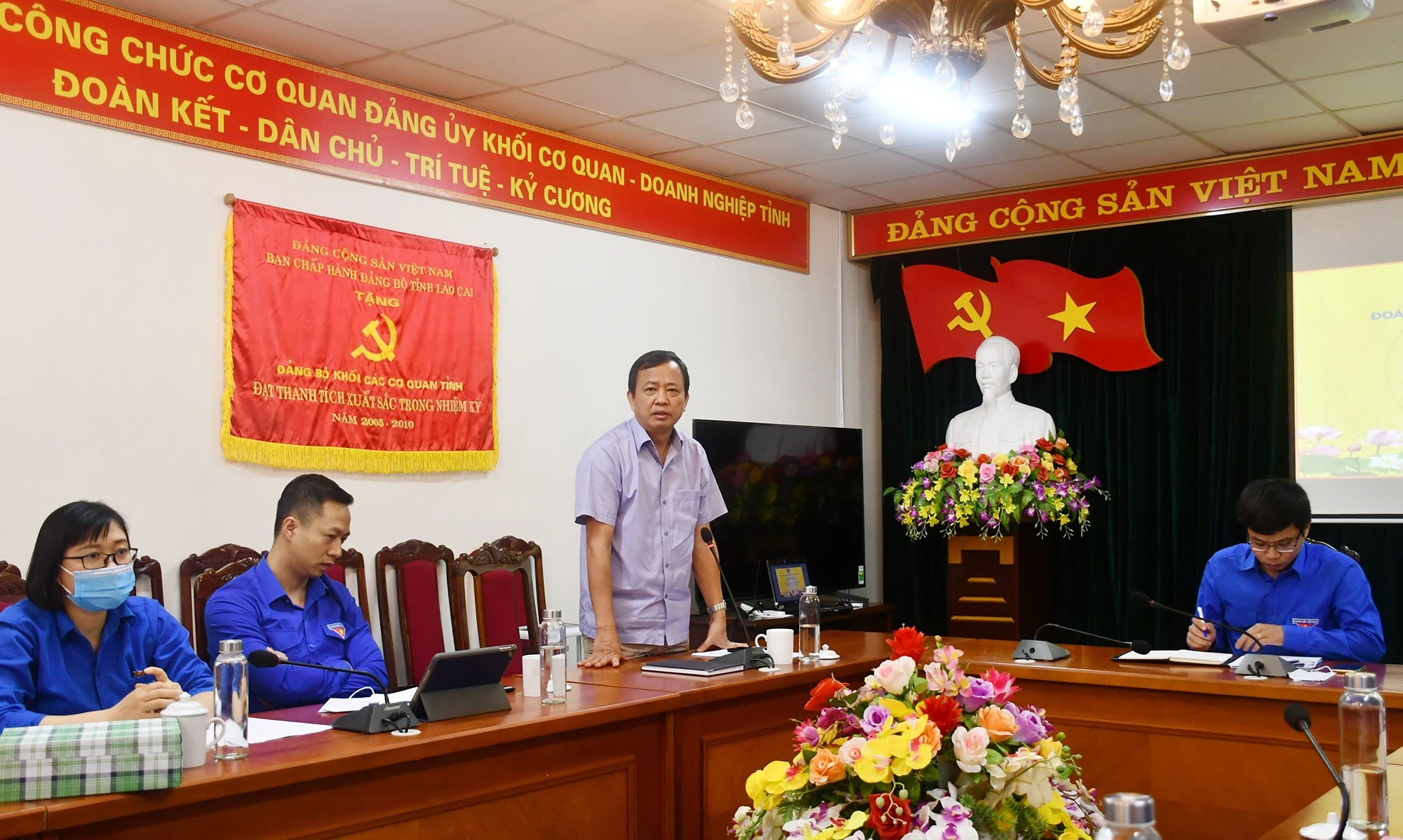 Thường trực Đảng ủy Khối Cơ quan - Doanh nghiệp tỉnh phát biểu chỉ đạo.