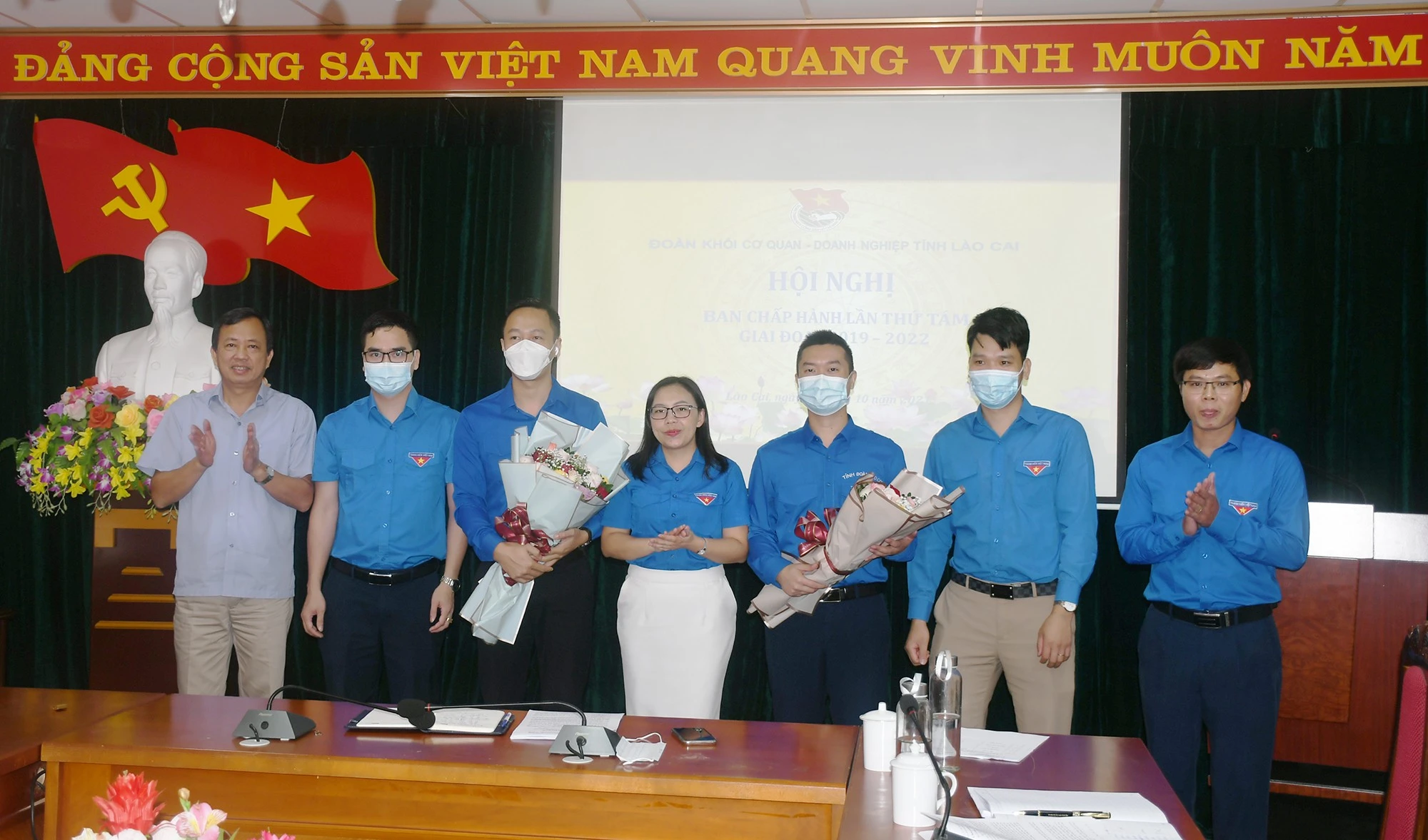 Tặng hoa chúc mừng các đồng chí trúng cử chức danh Phó Bí thư Đoàn Khối Cơ quan - Doanh nghiệp tỉnh.