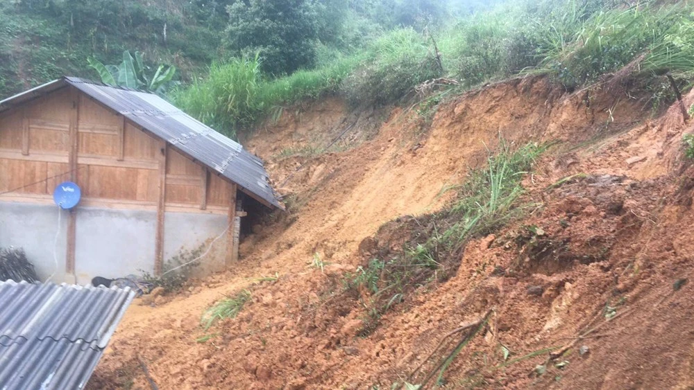 Sạt lở gây ảnh hưởng đến 4 căn nhà tại thị xã Sa Pa.