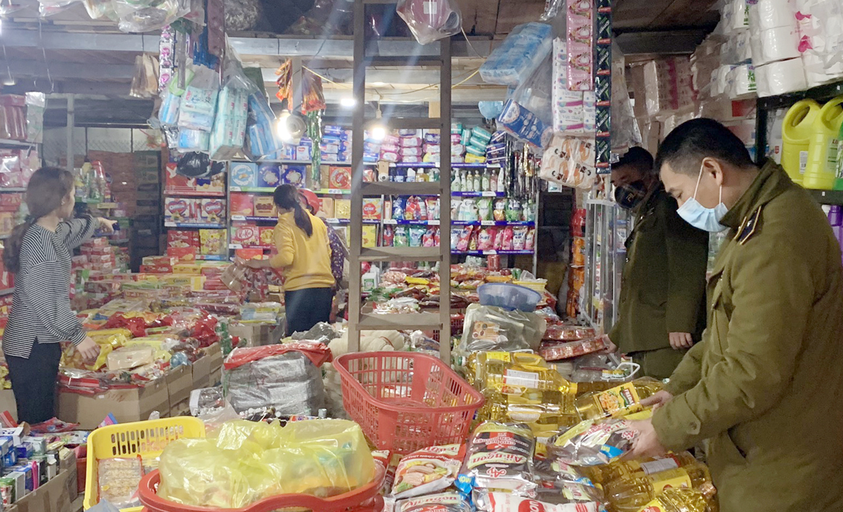 Lực lượng quản lý thị trường kiểm soát hàng hóa tại chợ trên địa bàn huyện Bát Xát. Lực lượng quản lý thị trường kiểm soát hàng hóa tại chợ trên địa bàn huyện Bát Xát.