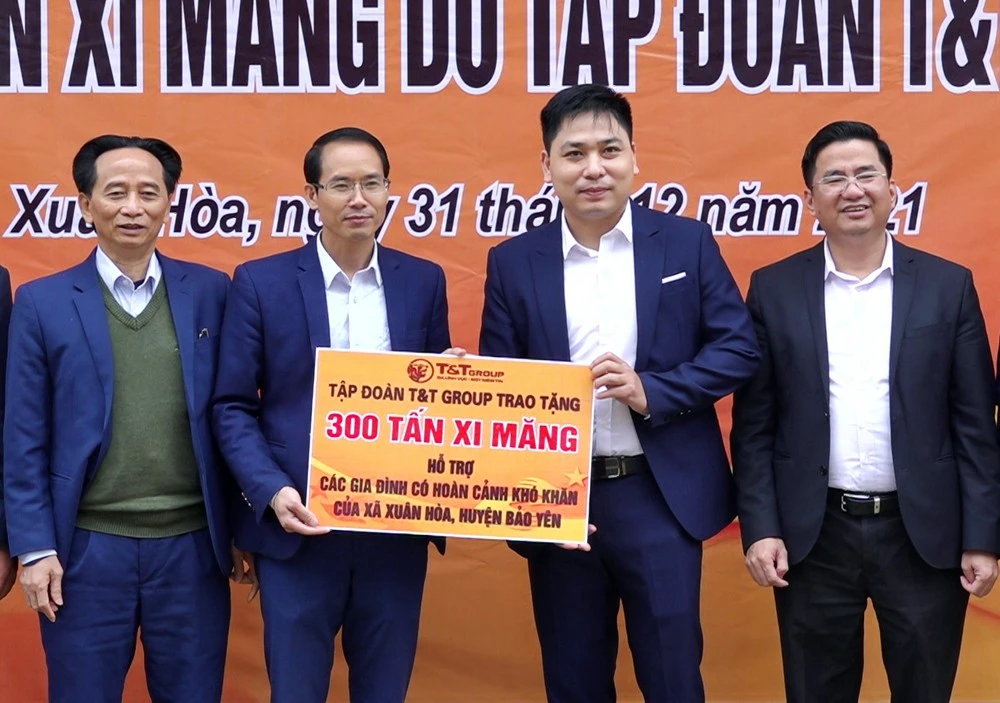 Hỗ trợ 300 tấn xi măng cho các hộ có hoàn cảnh khó khăn xã Xuân Hòa ảnh 1