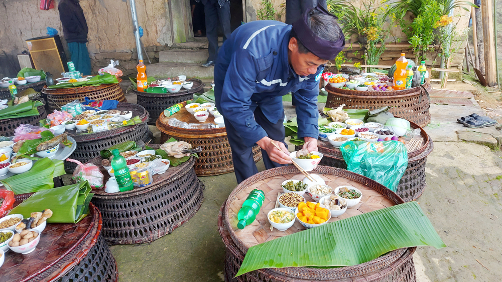 Ngày Tết tháng 2, mỗi gia đình sẽ mang mâm lễ vật kèm hoa tươi đến nhà trưởng bản để chuẩn bị tổ chức lễ cúng. Mỗi mâm lễ gồm có nhiều món ăn do bà con tự sản xuất: Thịt lợn, thịt gà, lạc, bí ngô, khoai sọ, bánh giày nhồi lòng lợn, hoa quả, bánh kẹo… Đặc biệt, có những quả trứng được nhuộm màu xanh, đỏ để làm quà. Tết tháng 2 của thôn Lao Chải, xã Trịnh Tường có hơn 20 hộ tham gia, khi lễ vật đã đầy đủ, hai thầy cúng làm lễ cúng chung. Thầy cúng lấy ở mỗi mâm một chút lễ vật bỏ vào mâm cỗ chung của thôn dâng lên các vị thần linh: Thần rừng, thần thổ địa… Rót rượu dâng thần linh là một nghi thức quan trọng trong lễ cúng Dư Dò Dò. Hai thầy cúng làm lễ trước bàn thờ chung cầu cho dân làng khỏe mạnh, cuộc sống ấm no. Đại diện các gia đình bái lạy thần linh. Mọi người cùng nhau liên hoan, chúc nhau những lời chúc tốt đẹp nhất trong năm mới. Tết Dư Dò Dò là ngày hội vui cũng là một trong số ít nghi lễ mà phụ nữ và trẻ em Hà Nhì được tham gia, liên hoan. Các mâm cơm của phụ nữ được đặt ở trong nhà trưởng bản. Những quả trứng màu được các gia đình tặng nhau, tặng cho trẻ em thể hiện sự quan tâm và tình cảm gắn bó. Phụ nữ Hà Nhì chia bánh kẹo cho các vị khách đến chung vui trong ngày Tết tháng 2.