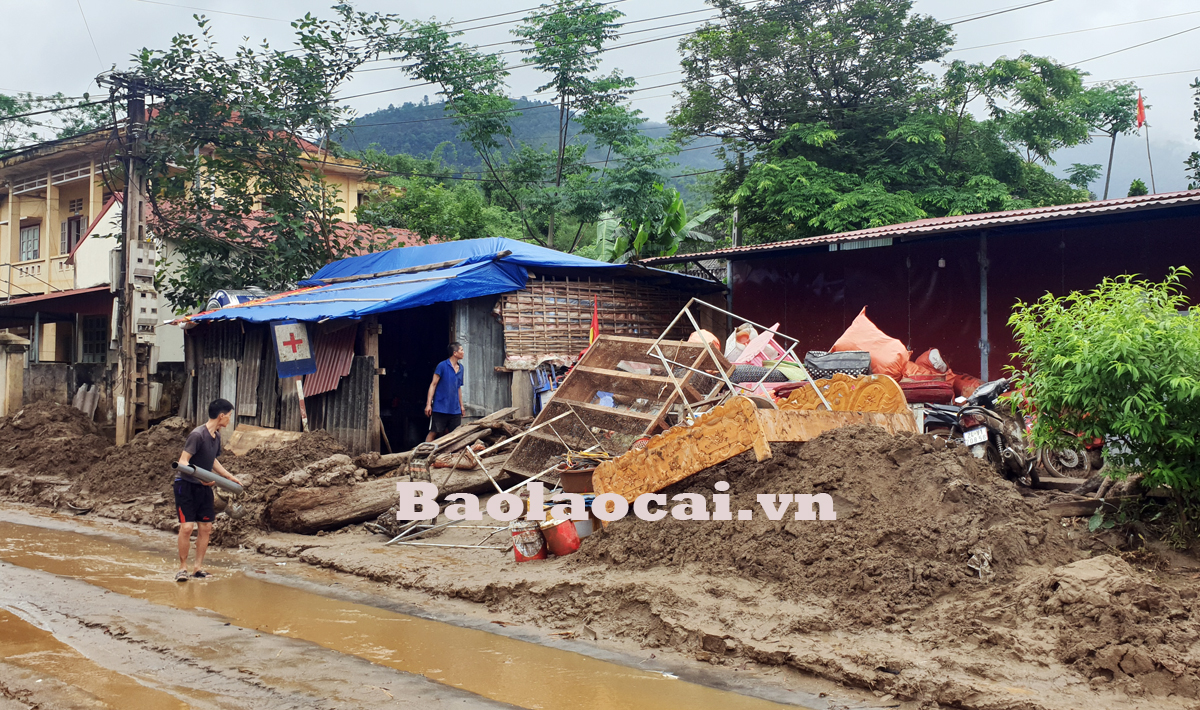 Trận lũ ống lịch sử từ thượng nguồn suối Nậm Liệp đổ về xã Minh Lương gây nhiều thiệt hại về người và tài sản. Thôn Minh Hạ 1, xã Minh Lương tan hoang sau trận lũ dữ. 25 nhà dân bị lũ tràn qua gây hư hỏng nhiều tài sản. Những cây gỗ lớn từ trên rừng bị lũ cuốn xuống phóng thẳng vào một hộ dân gây hư hỏng nhà cửa. Nhiều diện tích lúa xuân hè bị vùi lấp hoàn toàn. Lực lượng dân quân hỗ trợ người dân khắc phục hậu quả mưa lũ. Các địa phương lân cận vẫn tiếp tục điều động dân quân đến xã Minh Lương hỗ trợ nhân dân khắc phục hậu quả mưa lũ. Người dân Minh Lương vẫn chưa hết bàng hoàng sau trận lũ dữ.