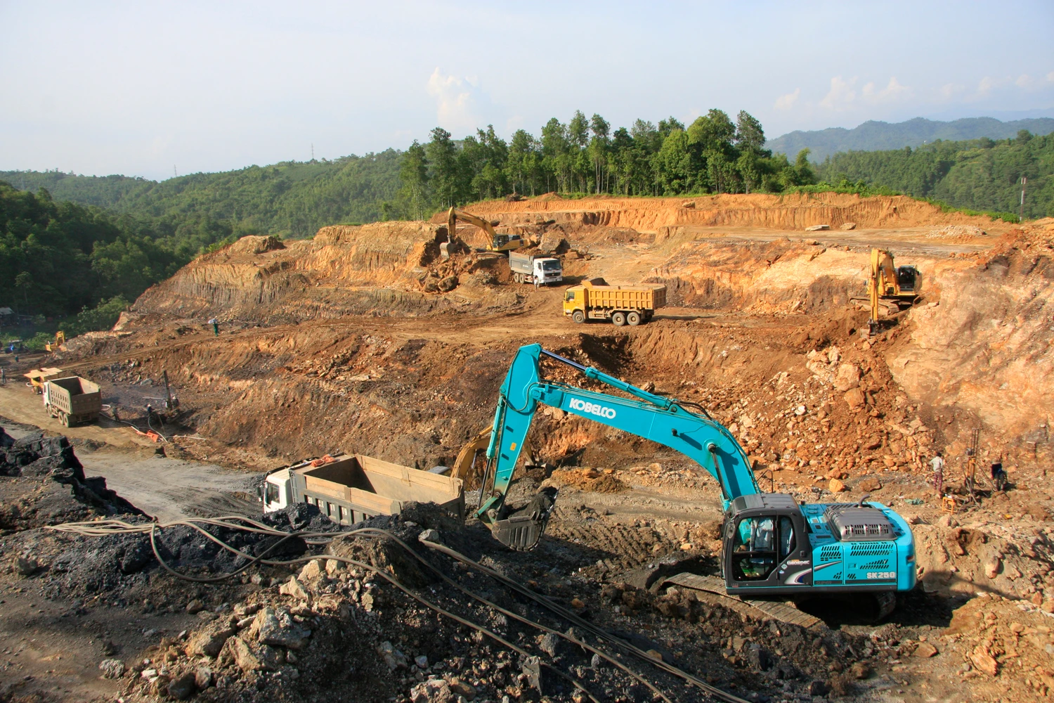 Một vị trí khai thác khoáng sản do Công ty TNHH Xây dựng thương mai Lilama thực hiện tại xã Đồng Tuyển, thành phố Lào Cai (ảnh chụp tháng 8/2013). ảnh : Cao Cường
