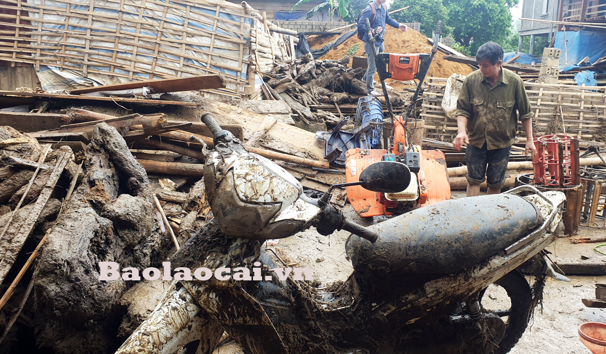 Trận lũ ống lịch sử từ thượng nguồn suối Nậm Liệp đổ về xã Minh Lương gây nhiều thiệt hại về người và tài sản. Thôn Minh Hạ 1, xã Minh Lương tan hoang sau trận lũ dữ. 25 nhà dân bị lũ tràn qua gây hư hỏng nhiều tài sản. Những cây gỗ lớn từ trên rừng bị lũ cuốn xuống phóng thẳng vào một hộ dân gây hư hỏng nhà cửa. Nhiều diện tích lúa xuân hè bị vùi lấp hoàn toàn. Lực lượng dân quân hỗ trợ người dân khắc phục hậu quả mưa lũ. Các địa phương lân cận vẫn tiếp tục điều động dân quân đến xã Minh Lương hỗ trợ nhân dân khắc phục hậu quả mưa lũ. Người dân Minh Lương vẫn chưa hết bàng hoàng sau trận lũ dữ.