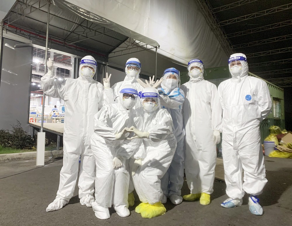 Tinh thần đoàn kết, lạc quan của những nữ cán bộ y tế trong những ngày làm việc ở Bệnh viện Dã chiến tỉnh Bình Dương. Tinh thần đoàn kết, lạc quan của những nữ cán bộ y tế trong những ngày làm việc ở Bệnh viện Dã chiến tỉnh Bình Dương.