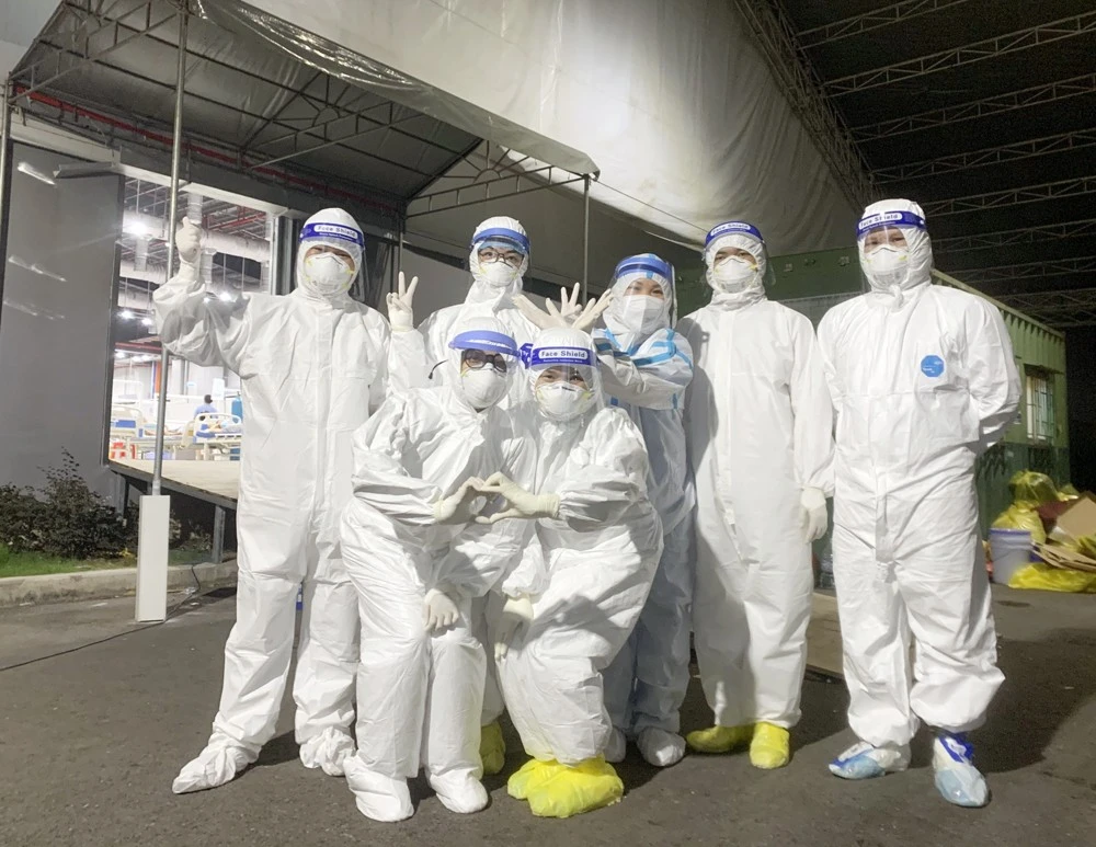 Tinh thần đoàn kết, lạc quan của những nữ cán bộ y tế trong những ngày làm việc ở Bệnh viện Dã chiến tỉnh Bình Dương.