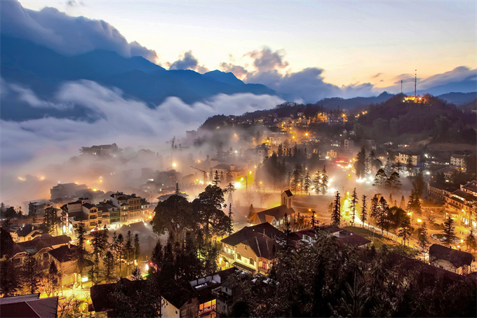 Tác phẩm phong cảnh buổi tối thị xã du lịch Sa Pa của nghệ sỹ nhiếp ảnh Vũ Ngọc Hoàng (Khánh Hòa) đoạt Giải Huy chương Đồng. Tác phẩm phong cảnh buổi tối thị xã du lịch Sa Pa của nghệ sỹ nhiếp ảnh Vũ Ngọc Hoàng (Khánh Hòa) đoạt Giải Huy chương Đồng.