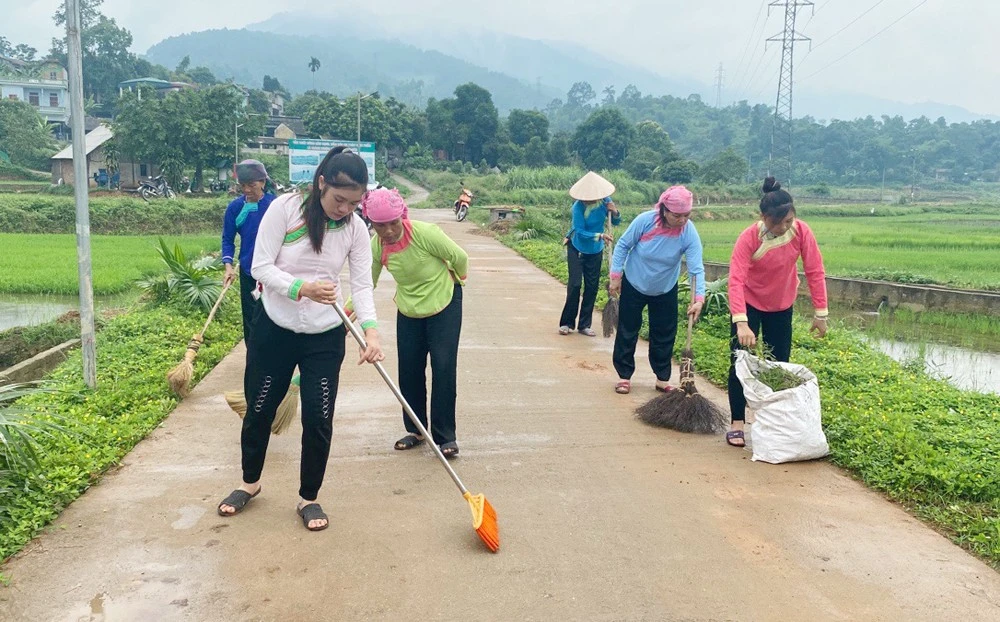 Hội viên phụ nữ xã Quang Kim, huyện Bát Xát chăm sóc “Đường hoa phụ nữ”. Ảnh: Tư liệu