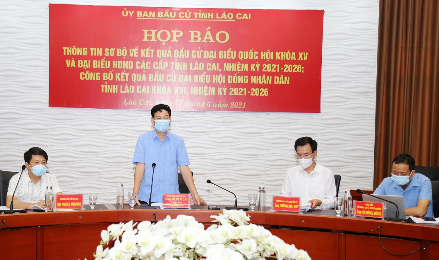 Đồng chí Vũ Văn Cài, Phó Chủ tịch Thường trực HĐND tỉnh, Phó Chủ tịch Ủy ban bầu cử tỉnh phát biểu tại buổi họp báo.