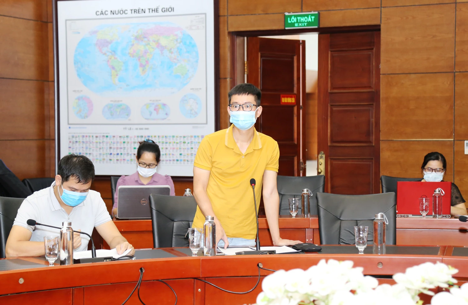 Phóng viên đặt câu hỏi tại cuộc họp báo.