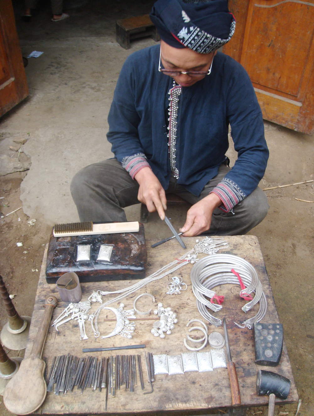 Đánh bóng sản phẩm bạc.