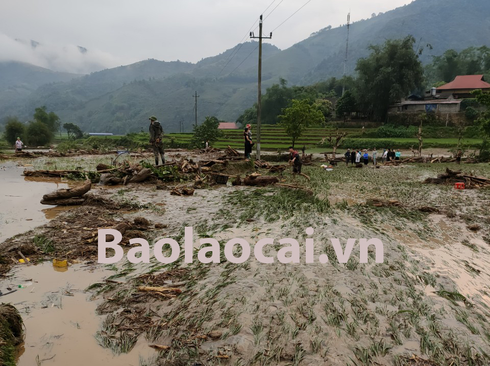 Người dân đang tìm kiếm thi thể người mất tích.