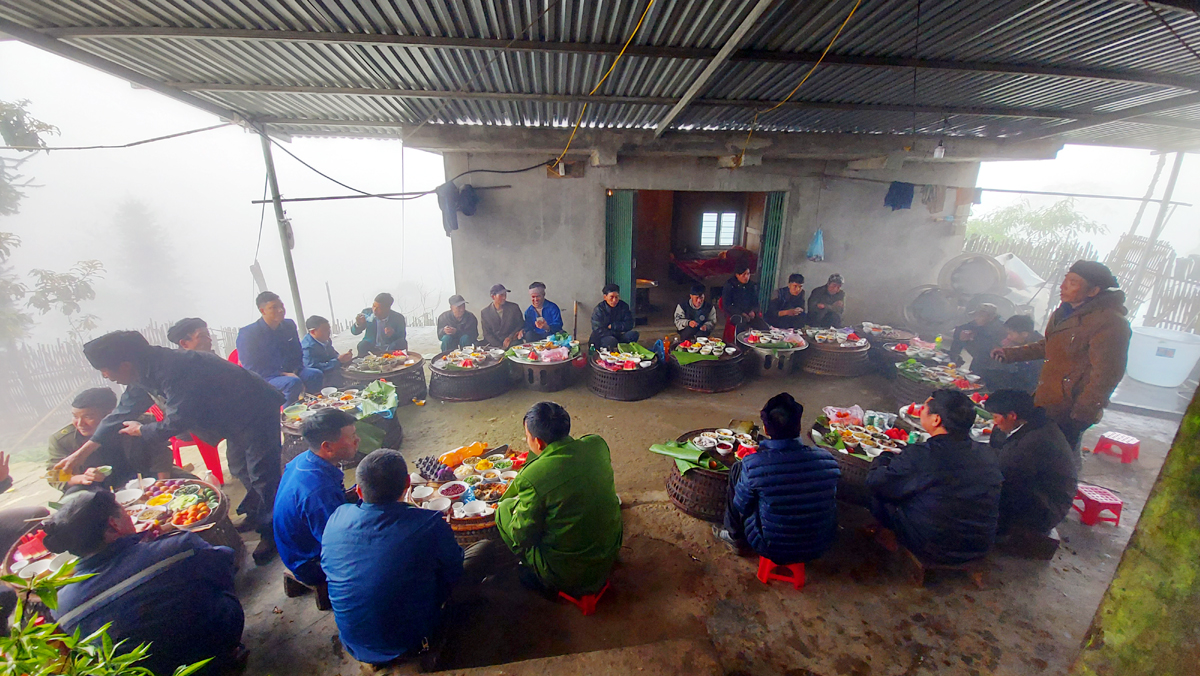 Ngày Tết tháng 2, mỗi gia đình sẽ mang mâm lễ vật kèm hoa tươi đến nhà trưởng bản để chuẩn bị tổ chức lễ cúng. Mỗi mâm lễ gồm có nhiều món ăn do bà con tự sản xuất: Thịt lợn, thịt gà, lạc, bí ngô, khoai sọ, bánh giày nhồi lòng lợn, hoa quả, bánh kẹo… Đặc biệt, có những quả trứng được nhuộm màu xanh, đỏ để làm quà. Tết tháng 2 của thôn Lao Chải, xã Trịnh Tường có hơn 20 hộ tham gia, khi lễ vật đã đầy đủ, hai thầy cúng làm lễ cúng chung. Thầy cúng lấy ở mỗi mâm một chút lễ vật bỏ vào mâm cỗ chung của thôn dâng lên các vị thần linh: Thần rừng, thần thổ địa… Rót rượu dâng thần linh là một nghi thức quan trọng trong lễ cúng Dư Dò Dò. Hai thầy cúng làm lễ trước bàn thờ chung cầu cho dân làng khỏe mạnh, cuộc sống ấm no. Đại diện các gia đình bái lạy thần linh. Mọi người cùng nhau liên hoan, chúc nhau những lời chúc tốt đẹp nhất trong năm mới. Tết Dư Dò Dò là ngày hội vui cũng là một trong số ít nghi lễ mà phụ nữ và trẻ em Hà Nhì được tham gia, liên hoan. Các mâm cơm của phụ nữ được đặt ở trong nhà trưởng bản. Những quả trứng màu được các gia đình tặng nhau, tặng cho trẻ em thể hiện sự quan tâm và tình cảm gắn bó. Phụ nữ Hà Nhì chia bánh kẹo cho các vị khách đến chung vui trong ngày Tết tháng 2.