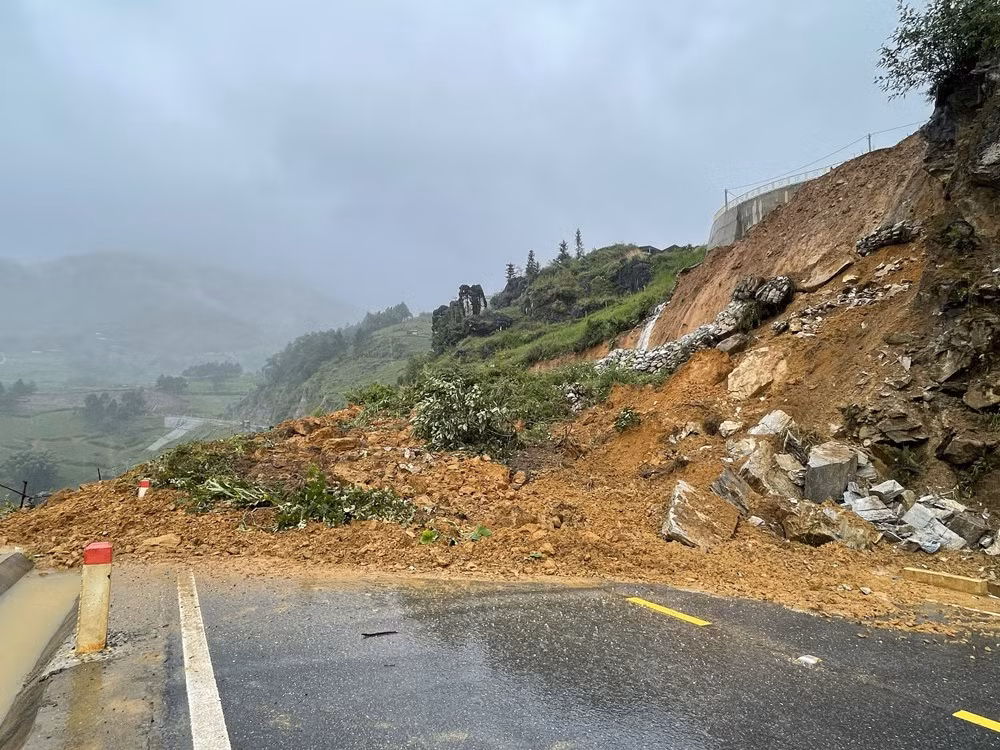 Đường tránh Quốc lộ 4D, phường Hàm Rồng, thị xã Sa Pa bị sạt lở gây ách tắc giao thông. Đường tránh Quốc lộ 4D, phường Hàm Rồng, thị xã Sa Pa bị sạt lở gây ách tắc giao thông.