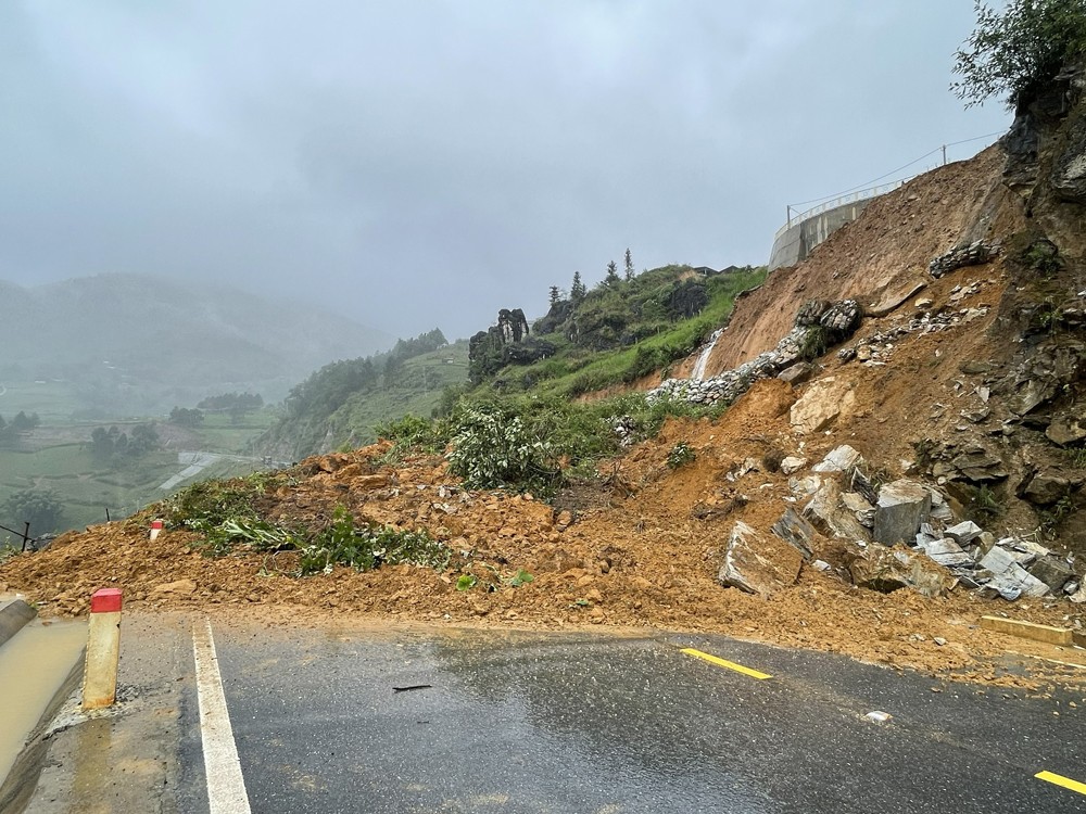 Đường tránh Quốc lộ 4D, phường Hàm Rồng, thị xã Sa Pa bị sạt lở gây ách tắc giao thông. Đường tránh Quốc lộ 4D, phường Hàm Rồng, thị xã Sa Pa bị sạt lở gây ách tắc giao thông.