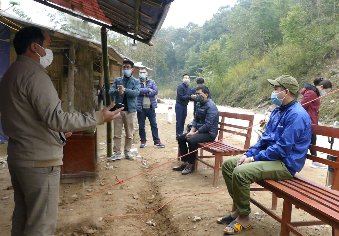 Cán bộ y tế điều tra thông tin người dân đi qua chốt. Cán bộ y tế điều tra thông tin người dân đi qua chốt.