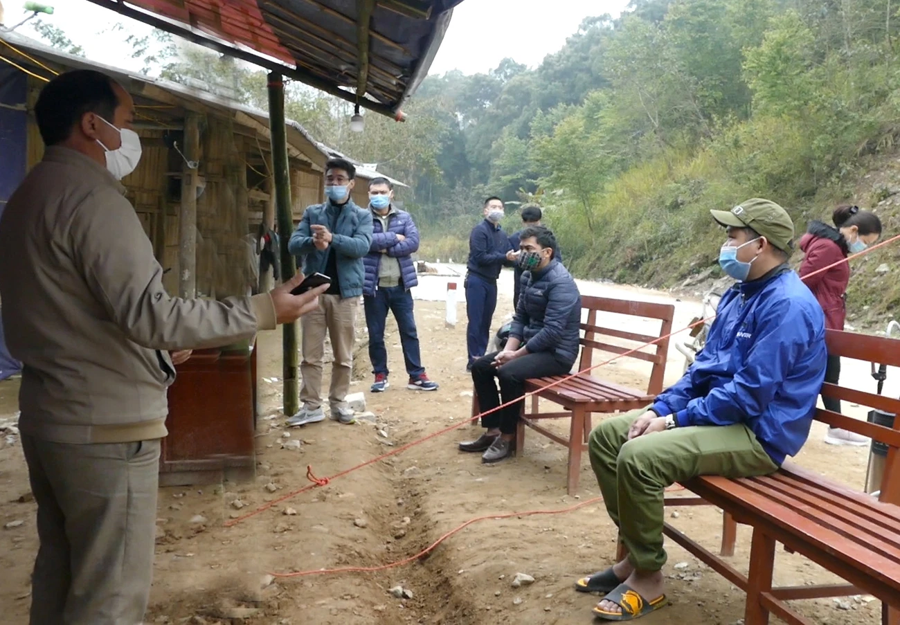 Cán bộ y tế điều tra thông tin người dân đi qua chốt.