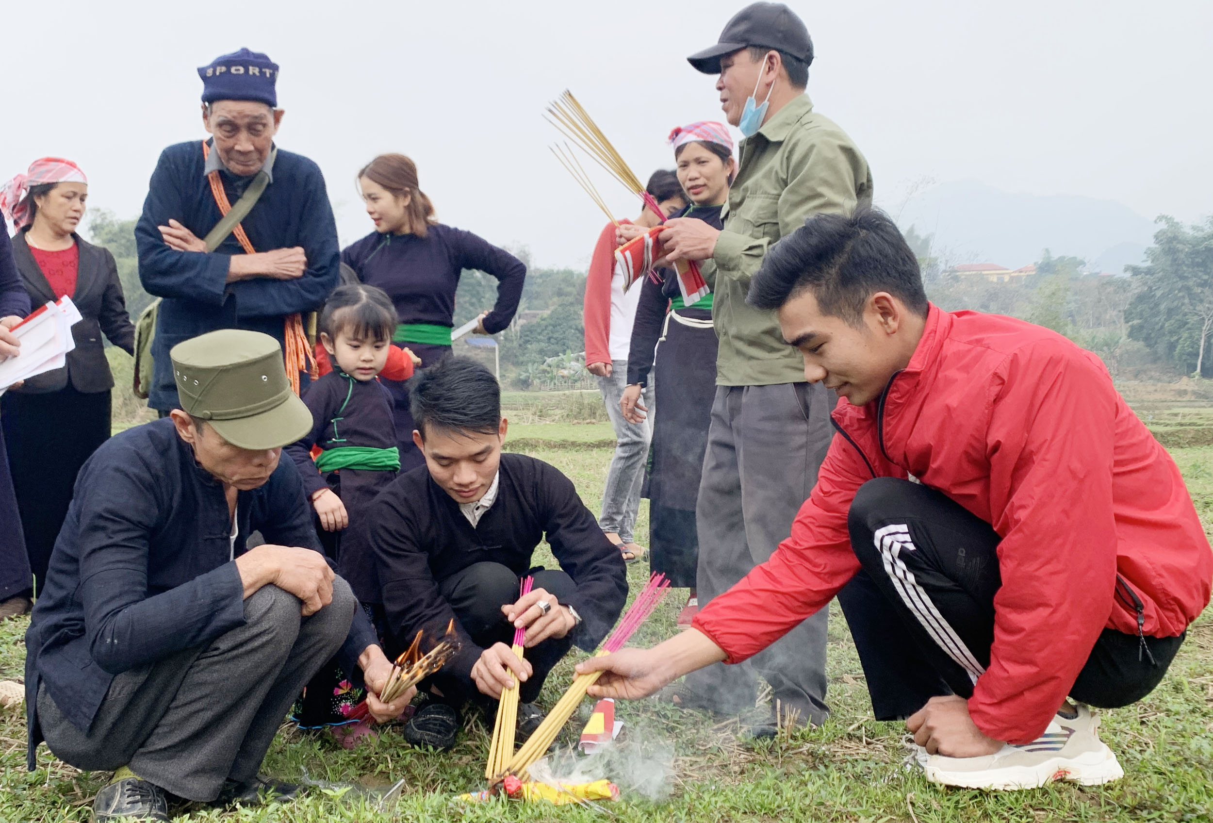 Mo Tham Thát là nghi lễ có ý nghĩa, giá trị về mặt địa lý, phong thủy và tín ngưỡng. Cánh đồng rộng trong thôn được thầy Mo chọn làm nơi chỉ hướng. Một tập giấy tiền, giấy vàng được đốt để thực hiện nghi lễ. Ba thầy mo thực hành vái ba vái thần linh, trời đất, rồi ông Mo Tham Thát đọc bài cúng, ý nghĩa như sau: Hôm nay có hương, hoa, năm mới đã đến, ông mo thay mặt dân làng đi chào ông Tham Thát… …Cầu mong ông phù hộ cho bản làng bình yên, người người mạnh khỏe, trồng lúa được mùa, có nhiều tiền bạc, đóng cổng làng cho yên (ngăn không cho cái xấu vào làng) cầu cho mọi thứ tốt đẹp vào làng. Ông Hoàng Văn Kể, thầy mo làng, người chủ trì nghi lễ Mo Tham Thát. Sau khi những nén hương được thắp, đã chọn được hướng kiêng, thầy mo sẽ chỉ cho người dân trong thôn, xã biết năm nay làm nhà, chuồng trại, đi buôn bán, hay đi rừng… phải kiêng hướng đã chọn. Năm Tân Sửu hướng kiêng là hướng Đông. Sau khi đã xác định chỉ hướng kiêng xong, thanh niên nam, nữ thi tài bắn nỏ, trước khi thi, ông mo thực hành nghi lễ bắn trước, sau đó thanh niên nam, nữ mới trổ tài. Nam, nữ thanh niên đội văn nghệ, thể thao mang theo nỏ và tên để thi nhau tranh tài bắn thủng tập giấy tiền vàng với ý nghĩa bắn nát được tập giấy năm đó toàn thể thôn, bản được bình yên, may mắn, phát triển. Mo Tham Thát là nghi lễ có ý nghĩa, giá trị về mặt địa lý, phong thủy và tín ngưỡng. Cánh đồng rộng trong thôn được thầy Mo chọn làm nơi chỉ hướng. Một tập giấy tiền, giấy vàng được đốt để thực hiện nghi lễ. Ba thầy mo thực hành vái ba vái thần linh, trời đất, rồi ông Mo Tham Thát đọc bài cúng, ý nghĩa như sau: Hôm nay có hương, hoa, năm mới đã đến, ông mo thay mặt dân làng đi chào ông Tham Thát… …Cầu mong ông phù hộ cho bản làng bình yên, người người mạnh khỏe, trồng lúa được mùa, có nhiều tiền bạc, đóng cổng làng cho yên (ngăn không cho cái xấu vào làng) cầu cho mọi thứ tốt đẹp vào làng. Ông Hoàng Văn Kể, thầy mo làng, người chủ trì nghi lễ Mo Tham Thát. Sau khi những nén hương được thắp, đã chọn được hướng kiêng, thầy mo sẽ chỉ cho người dân trong thôn, xã biết năm nay làm nhà, chuồng trại, đi buôn bán, hay đi rừng… phải kiêng hướng đã chọn. Năm Tân Sửu hướng kiêng là hướng Đông. Sau khi đã xác định chỉ hướng kiêng xong, thanh niên nam, nữ thi tài bắn nỏ, trước khi thi, ông mo thực hành nghi lễ bắn trước, sau đó thanh niên nam, nữ mới trổ tài. Nam, nữ thanh niên đội văn nghệ, thể thao mang theo nỏ và tên để thi nhau tranh tài bắn thủng tập giấy tiền vàng với ý nghĩa bắn nát được tập giấy năm đó toàn thể thôn, bản được bình yên, may mắn, phát triển.
