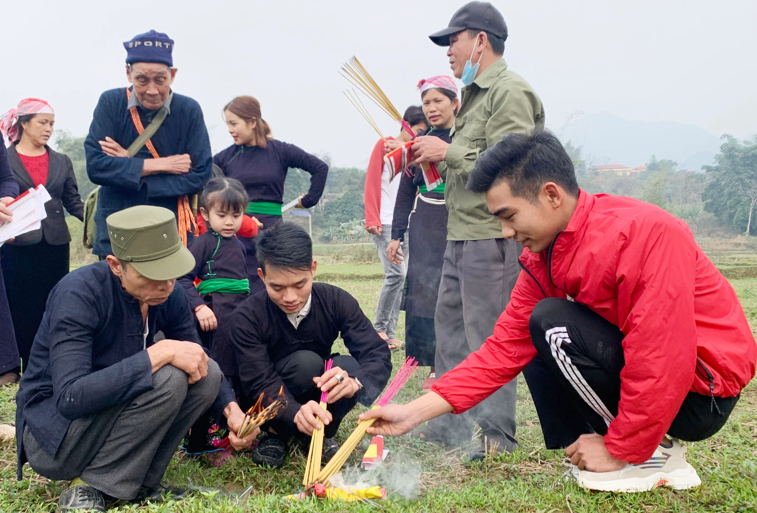 Mo Tham Thát là nghi lễ có ý nghĩa, giá trị về mặt địa lý, phong thủy và tín ngưỡng. Cánh đồng rộng trong thôn được thầy Mo chọn làm nơi chỉ hướng. Một tập giấy tiền, giấy vàng được đốt để thực hiện nghi lễ. Ba thầy mo thực hành vái ba vái thần linh, trời đất, rồi ông Mo Tham Thát đọc bài cúng, ý nghĩa như sau: Hôm nay có hương, hoa, năm mới đã đến, ông mo thay mặt dân làng đi chào ông Tham Thát… …Cầu mong ông phù hộ cho bản làng bình yên, người người mạnh khỏe, trồng lúa được mùa, có nhiều tiền bạc, đóng cổng làng cho yên (ngăn không cho cái xấu vào làng) cầu cho mọi thứ tốt đẹp vào làng. Ông Hoàng Văn Kể, thầy mo làng, người chủ trì nghi lễ Mo Tham Thát. Sau khi những nén hương được thắp, đã chọn được hướng kiêng, thầy mo sẽ chỉ cho người dân trong thôn, xã biết năm nay làm nhà, chuồng trại, đi buôn bán, hay đi rừng… phải kiêng hướng đã chọn. Năm Tân Sửu hướng kiêng là hướng Đông. Sau khi đã xác định chỉ hướng kiêng xong, thanh niên nam, nữ thi tài bắn nỏ, trước khi thi, ông mo thực hành nghi lễ bắn trước, sau đó thanh niên nam, nữ mới trổ tài. Nam, nữ thanh niên đội văn nghệ, thể thao mang theo nỏ và tên để thi nhau tranh tài bắn thủng tập giấy tiền vàng với ý nghĩa bắn nát được tập giấy năm đó toàn thể thôn, bản được bình yên, may mắn, phát triển.