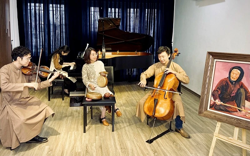 Các bạn trẻ biểu diễn trong chương trình “Mắt xẩm” tôn vinh nghệ nhân Hà Thị Cầu.