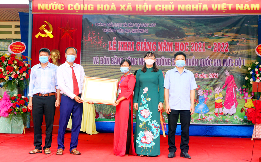Trao Bằng công nhận trường đạt chuẩn quốc gia mức độ I.