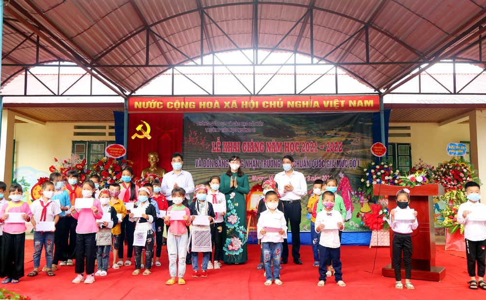 Tặng quà học sinh có hoàn cảnh khó khăn.