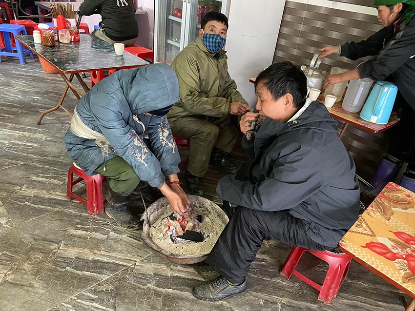 Nền nhiệt giảm sâu cùng với sương mù dày đặc bao phủ trung tâm thị xã Sa Pa. Sương mù dày đặc vào buổi sáng khiến tầm nhìn bị hạn chế. Tiết trời lạnh giá, người dân hạn chế ra đường. Người dân dùng nhiều cách chống rét khi lưu thông trên đường. Những bếp sưởi nhỏ được sử dụng nhiều ở các hàng quán. Nhiều người sử dụng quạt sưởi bằng điện. Người Sa Pa đã quen với nền nhiệt lạnh giá, nên luôn biết cách bảo vệ sức khỏe bản thân và gia đình. Nhịp sống lao động vẫn diễn ra trong giá rét.